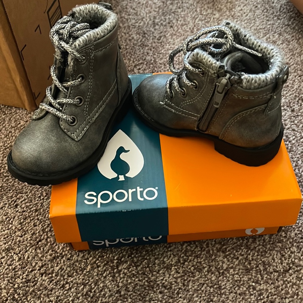 EUC; NEVER WALKED IN adorable silver boots!